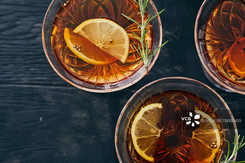 黑暗氛围中的豪华鸡尾酒：《岩石上的奢华：时尚早午餐》图片素材