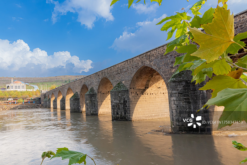 底格里斯河十孔拱桥图片素材