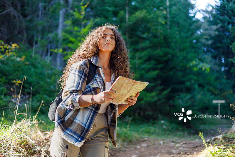 女人在登山途中查看地图图片素材