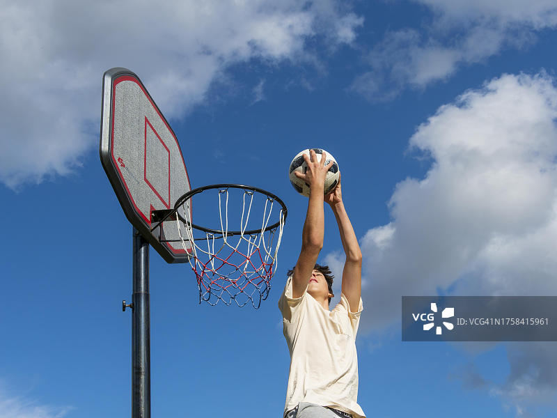 在德国，孩子们带球跳投图片素材