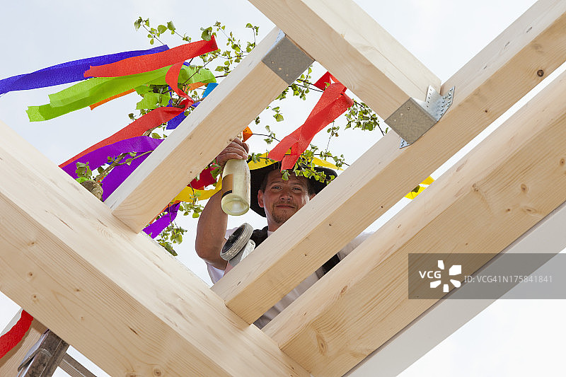 欧洲德国莱茵兰-普法尔茨：男子庆祝竣工仪式图片素材