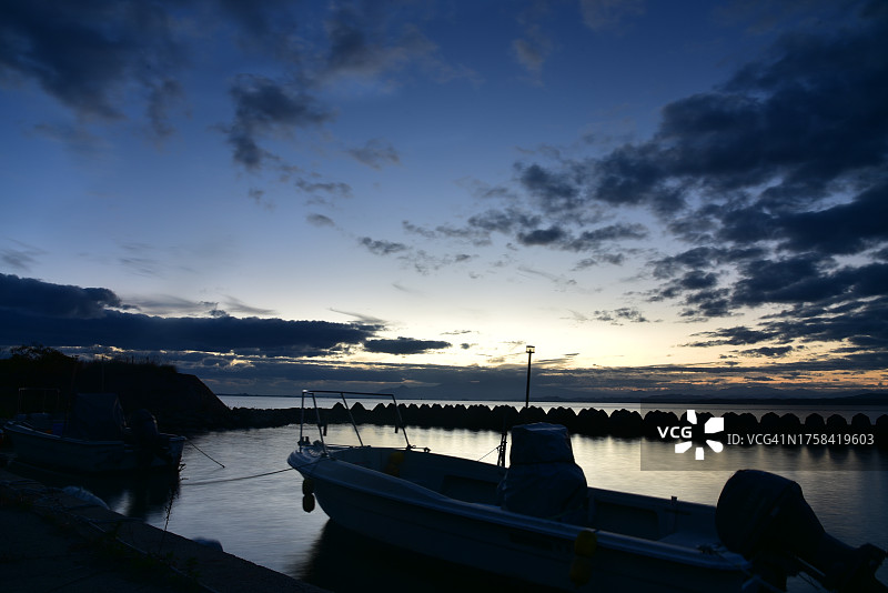 中海湖的日出景色图片素材