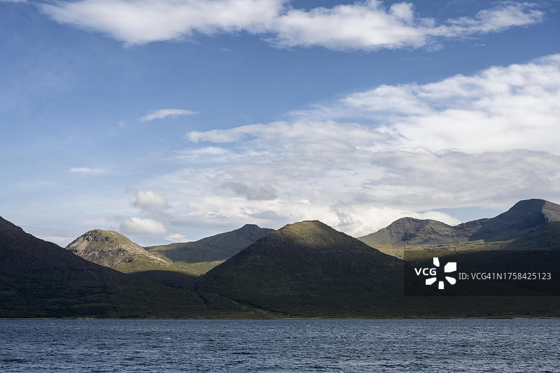 从马尔岛眺望洛克纳科尔和最高的山脉，内赫布里底群岛，苏格兰，英国图片素材