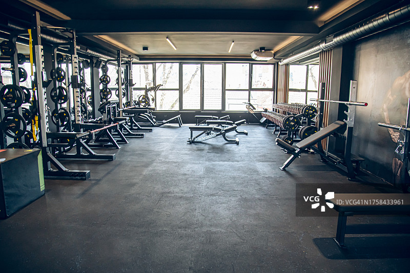 现代健身房中的健身器材图片素材