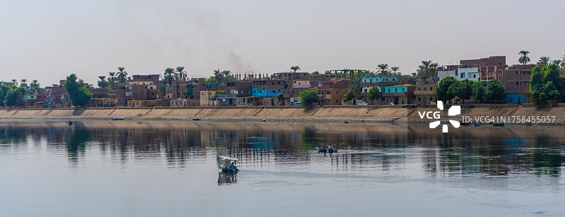 埃及卢克索至阿斯旺尼罗河游轮上的传统埃及村庄风光图片素材