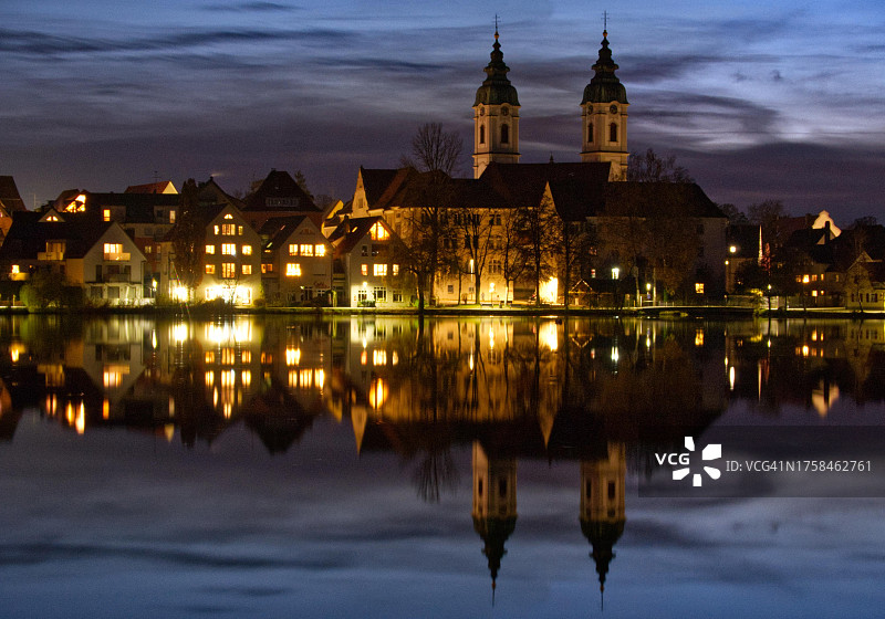 德国巴登-符腾堡州巴德森林湖镇的湖景夜景图片素材