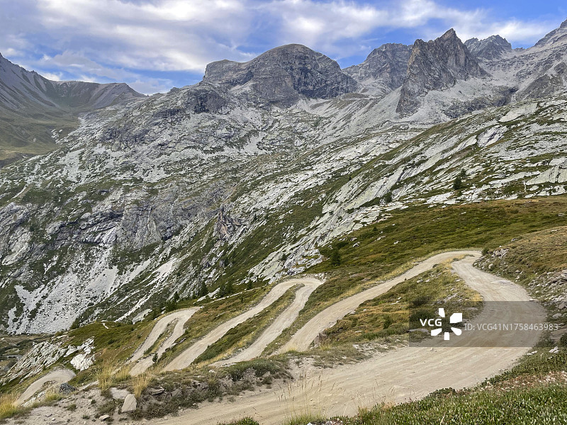 索梅耶尔山上的盘山公路，可俯瞰意大利皮埃蒙特罗切莫勒斯的斯卡菲奥蒂避难所图片素材