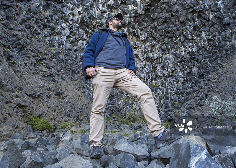 冰岛Jokulsargljufur徒步小径上的石头造型男孩图片素材