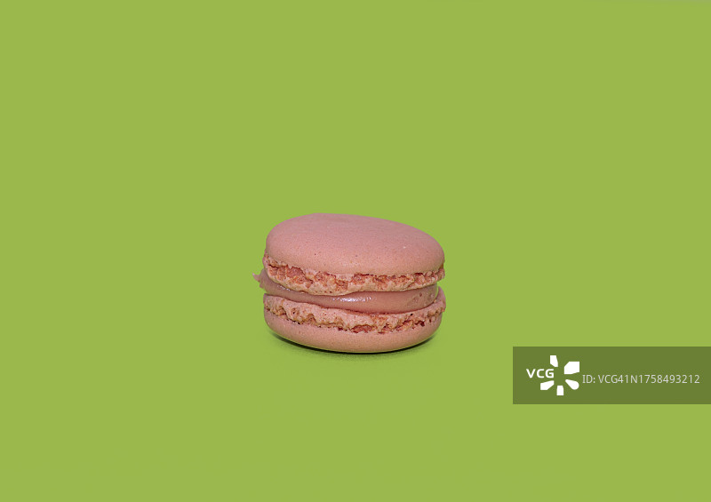 绿色背景下的草莓味马卡龙图片素材
