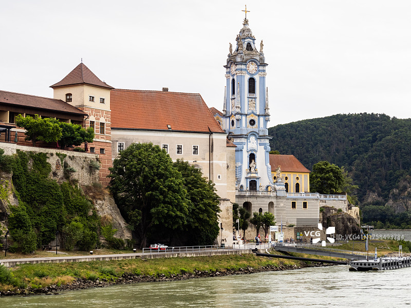 奥地利下奥州瓦豪杜伦施泰因修道院的巴洛克式教堂多瑙河畔的泊船码头图片素材