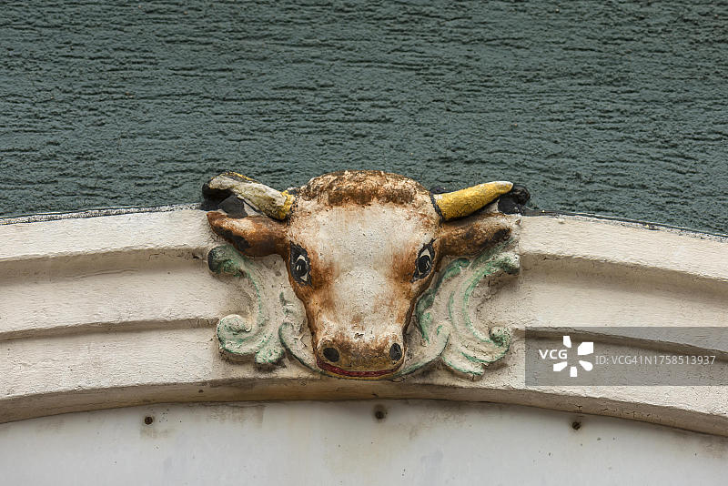 德国巴登-符腾堡州一家前肉店上方的1762年牛头图片素材