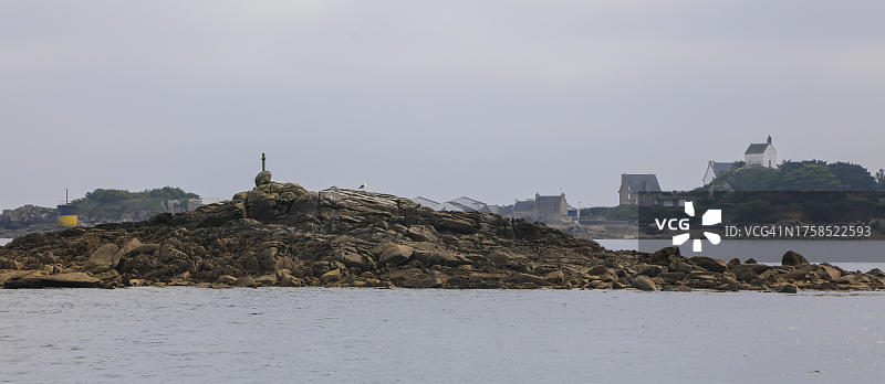法国布列塔尼：巴兹岛和罗斯科夫之间的海上岩石图片素材