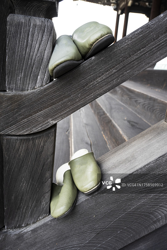 入口前的鞋子内部图片素材