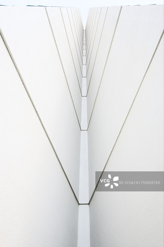 V形图案的建筑墙图片素材