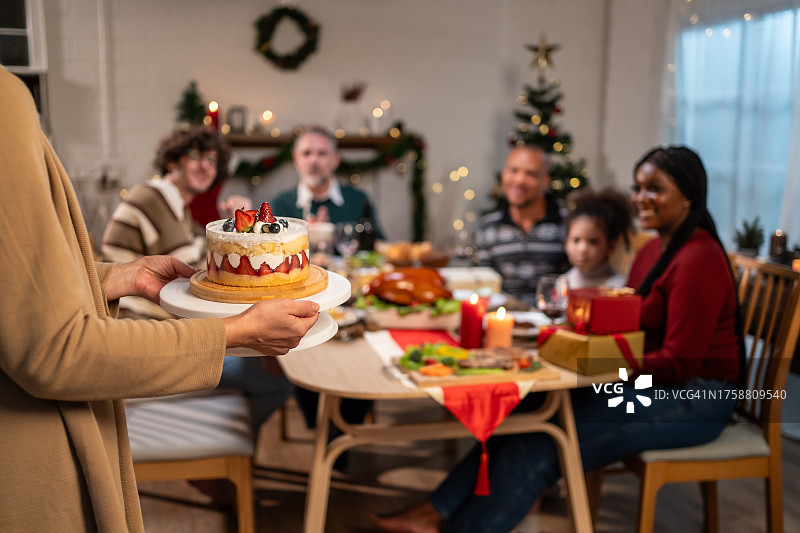 多民族大家庭在家庆祝圣诞派对，共进晚餐庆祝感恩节、圣诞节图片素材