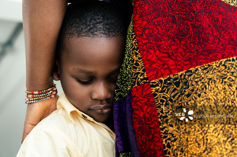 黑人男孩不想上学图片素材