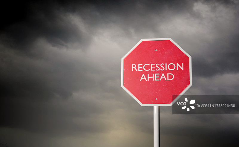 前方经济衰退的标志与乌云，3D渲染图片素材