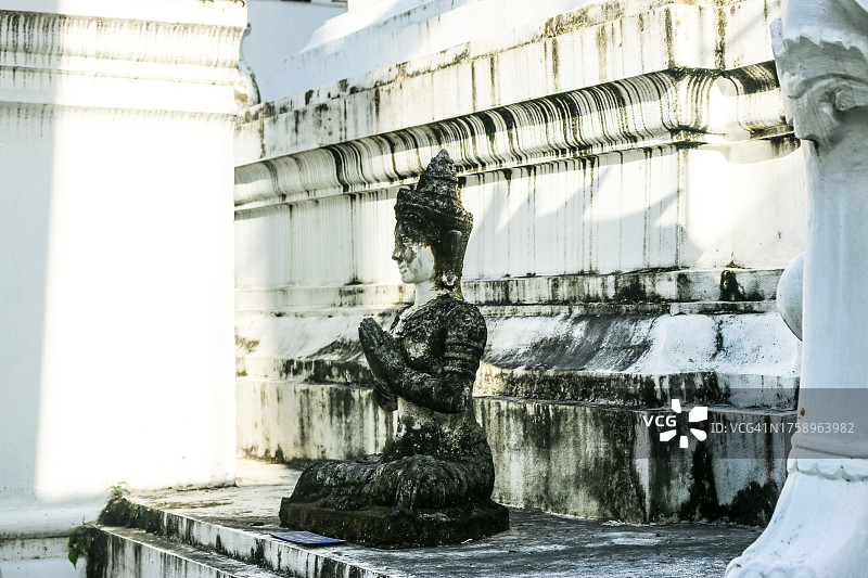 清迈Wat Ket寺庙的风化白色佛像图片素材