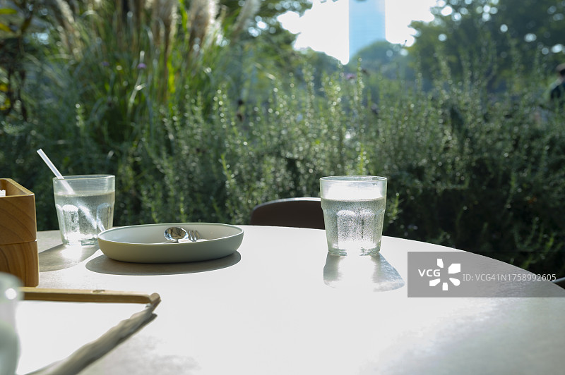 自助餐厅的户外餐桌，午餐后有玻璃杯和盘子图片素材