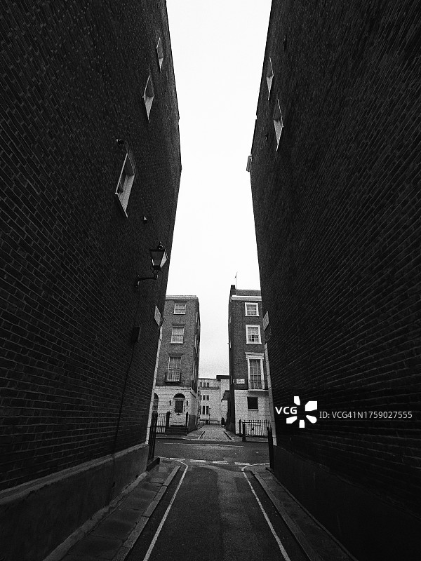 英国伦敦马里波恩街区两栋房屋间的狭窄街道图片素材