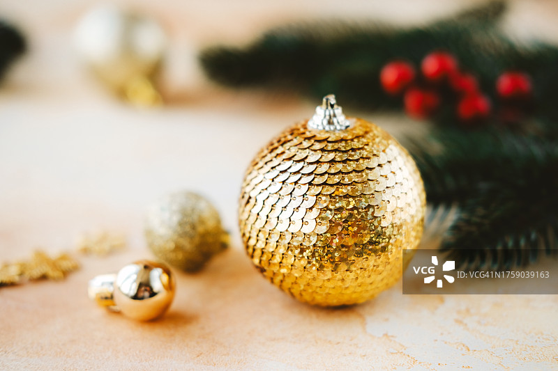 新年玩具和红色浆果云杉枝附近的金色图片素材