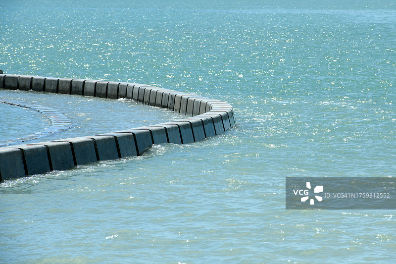 涨潮淹没海堤图片素材