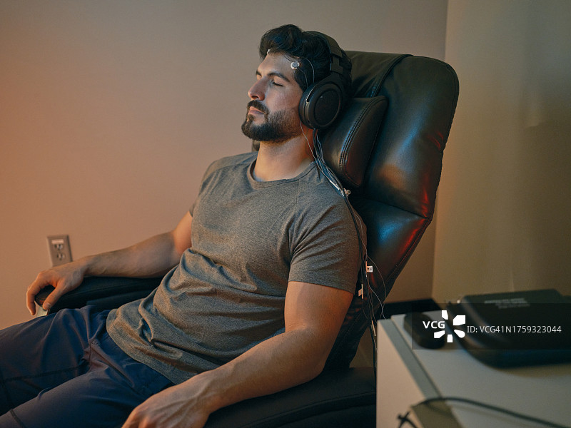 年轻男人接受神经反馈治疗图片素材