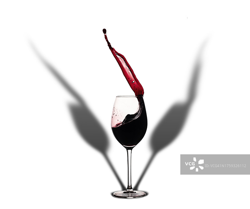 白色背景上的红酒杯与飞溅的酒花图片素材