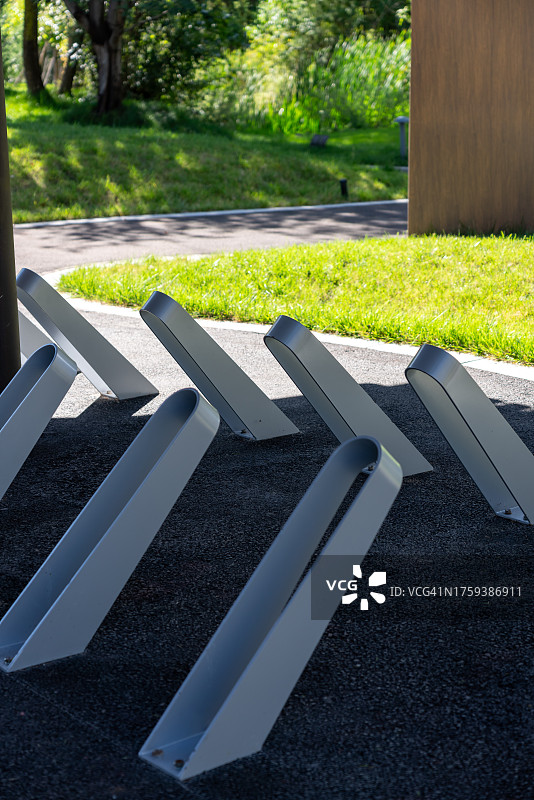 公园里的自行车停车棚图片素材