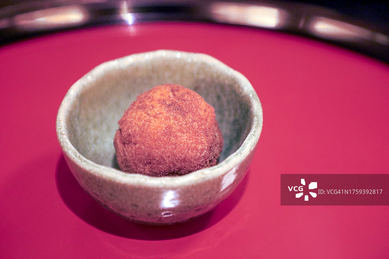 在那霸的日式餐厅里供应的Sata Andagi图片素材