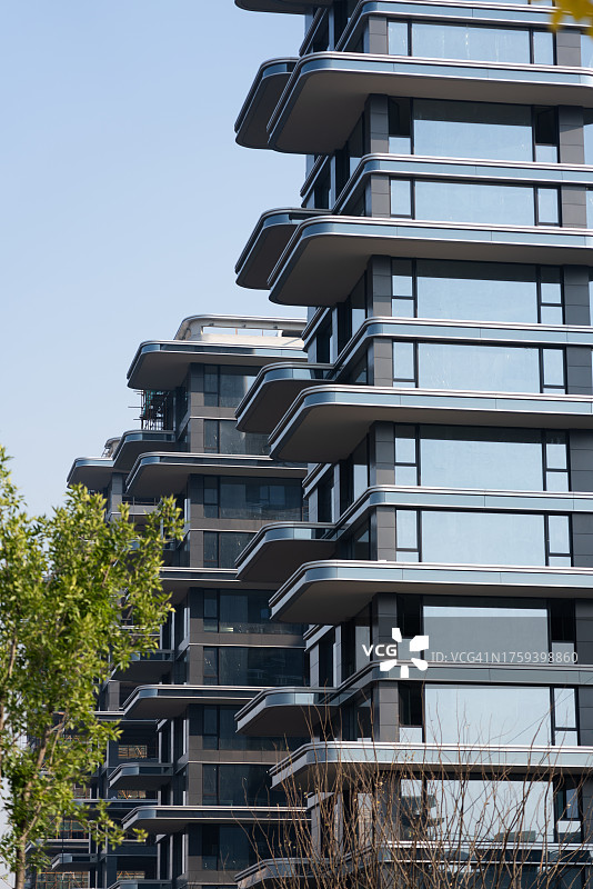 现代建筑的低角度阳台局部细节图片素材