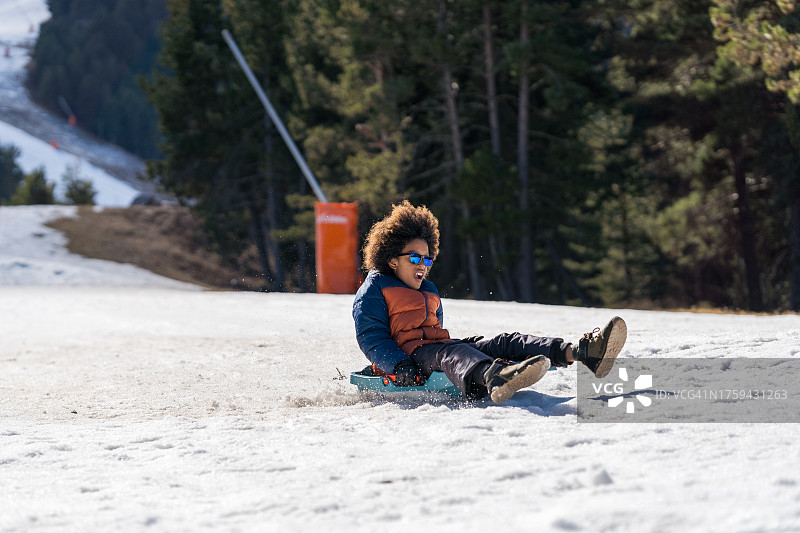 男孩在雪地里玩耍图片素材