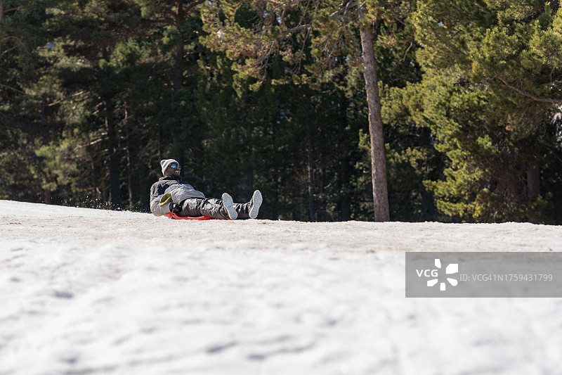 男子在雪橇上滑行图片素材
