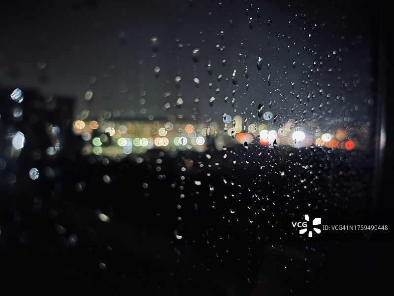窗户上的雨滴：十月雨夜图片素材
