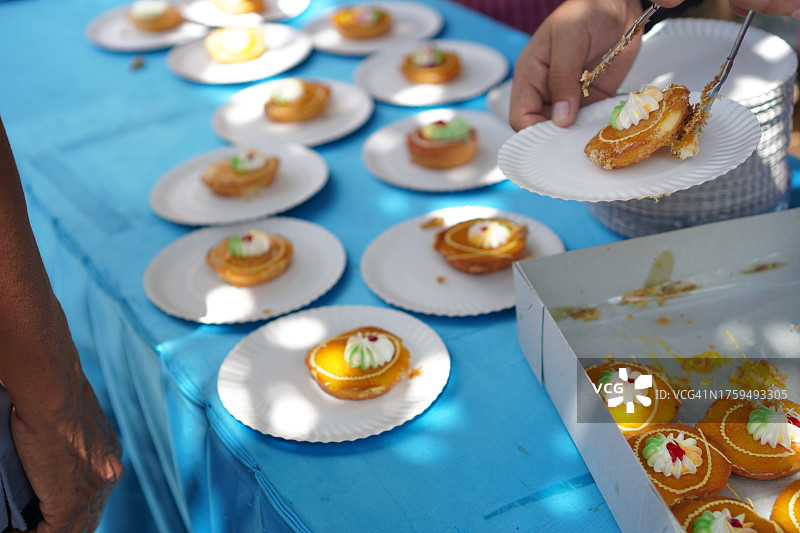 白色纸盘上的纸杯蛋糕图片素材