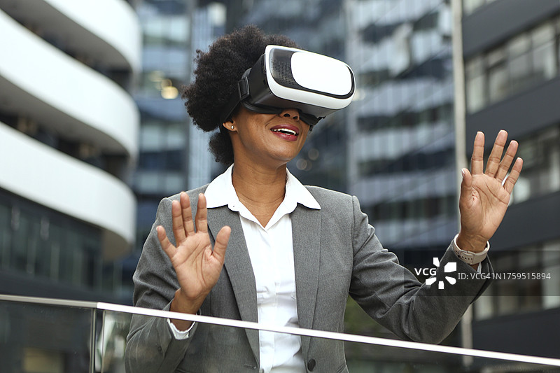 使用VR模拟器的商人图片素材