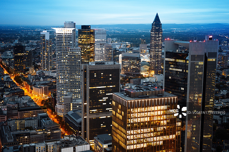 德国黑森州法兰克福夜景天际线：城市黄昏灯光图片素材