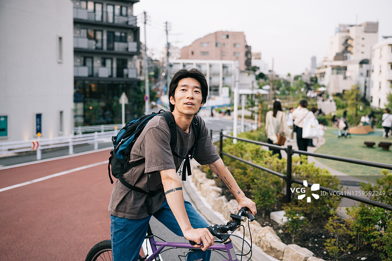 骑自行车的年轻男人肖像图片素材