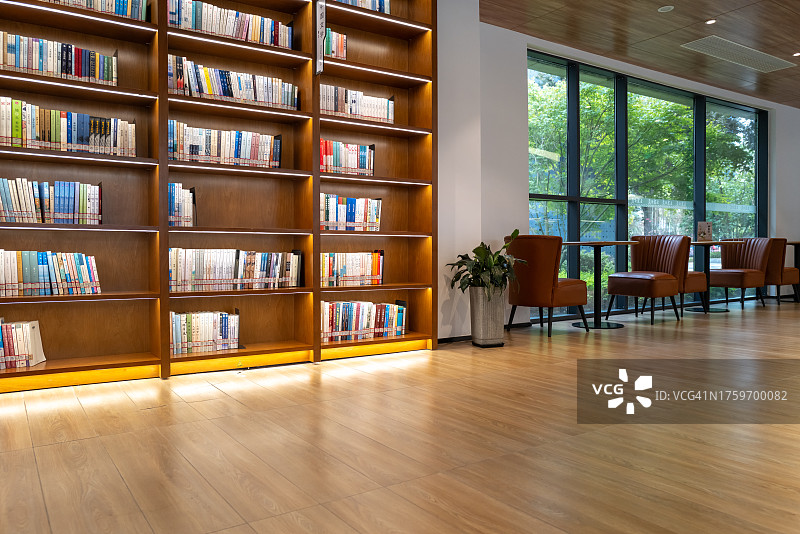 图书馆内的木制立体书柜图片素材
