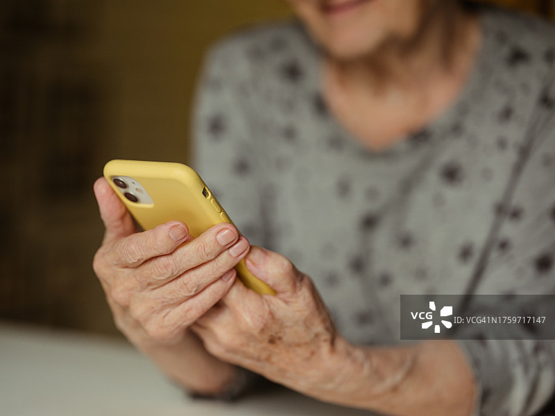 在家使用智能手机的祖母图片素材