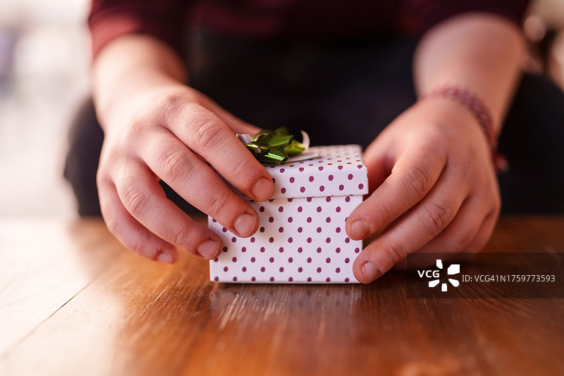 手持小礼盒图片素材