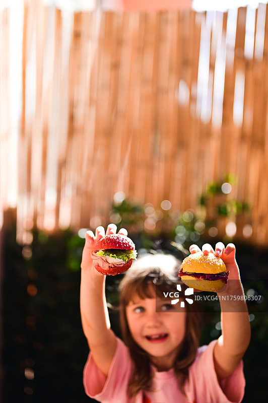 吃意大利汉堡三明治的幼儿园女孩图片素材