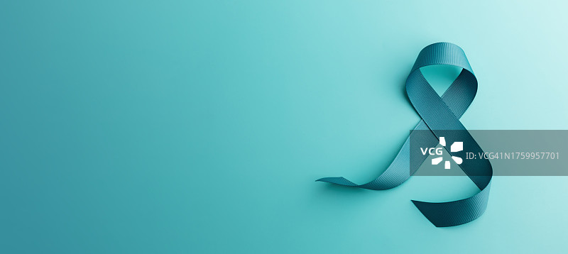 蓝色背景上的蓝色丝带特写图片素材