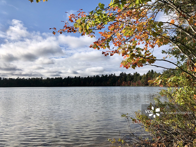 秋季美国密歇根州纽贝里的湖泊美景图片素材