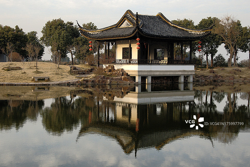 中国上海的倒影图片素材