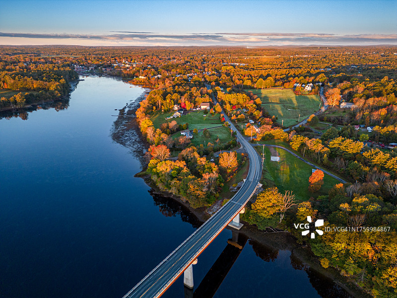 美国秋季树木中的河流航拍图片素材