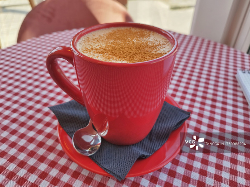 桌子上的咖啡杯特写图片素材