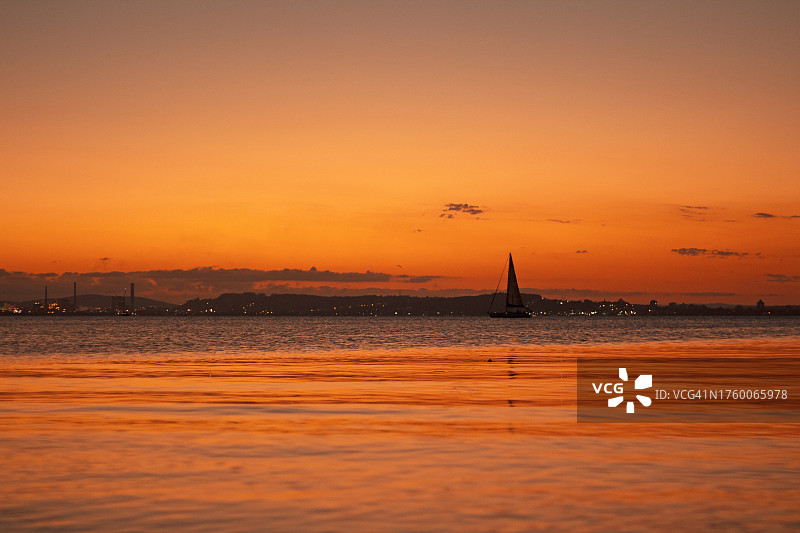 橙色的天空衬托着美丽的海景图片素材