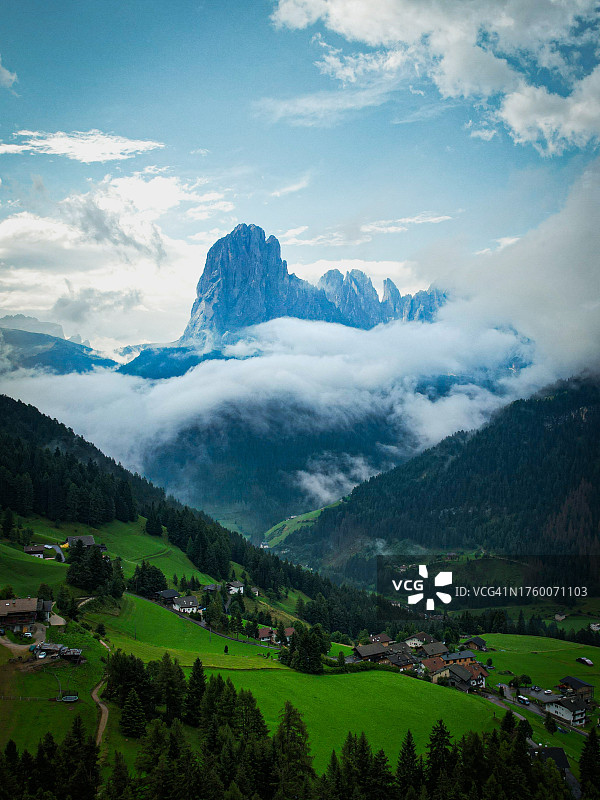 风景优美的景观和山脉对着天空图片素材