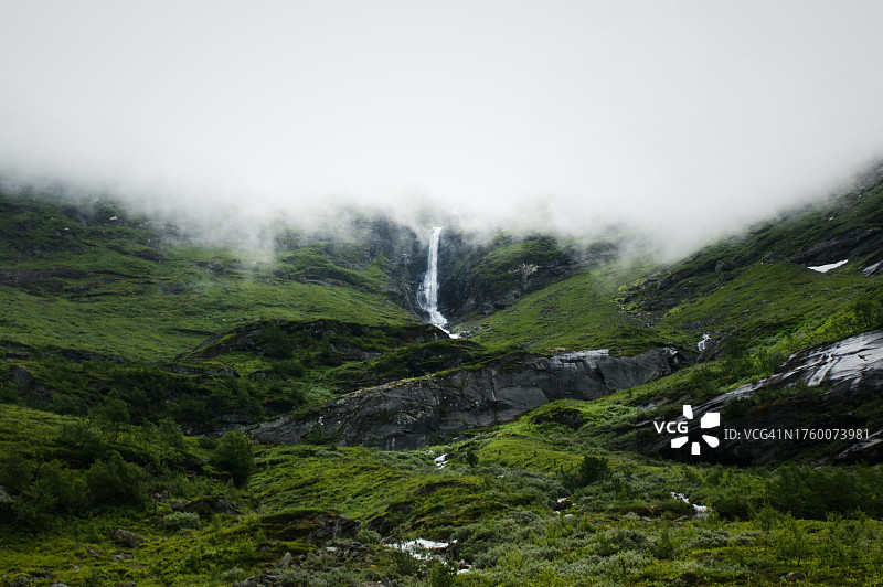 瀑布对着天空的美景图片素材
